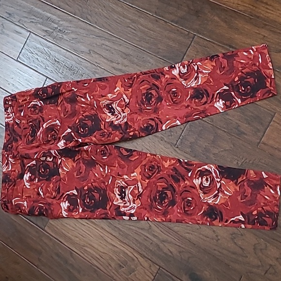 Chico's Red Pants covered in Roses size 3 (16) - Picture 2 of 8